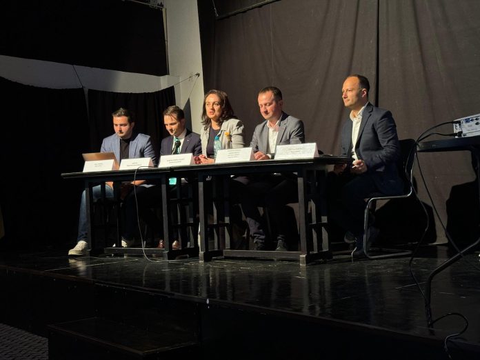 De la stanga la dreapta_Paul Apostol_Sebastian Burduja_Ramona Moldovan_Andrei Grițco_Cristian Apostol