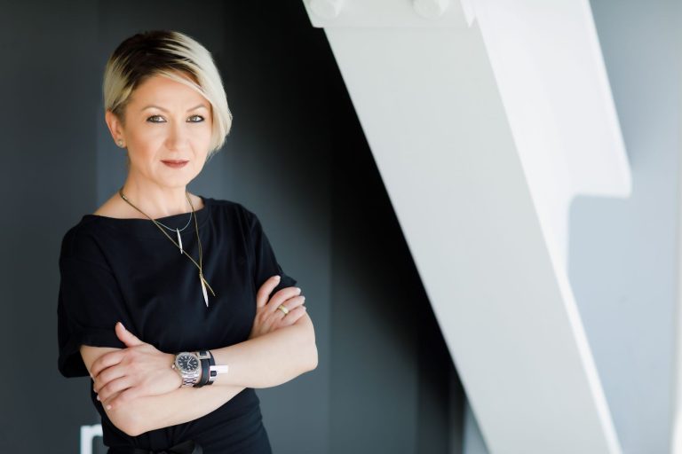 Studiu EY: Vânzările de vehicule electrice stagnează în SUA și Europa pe fondul incertitudinii persistente din piață 