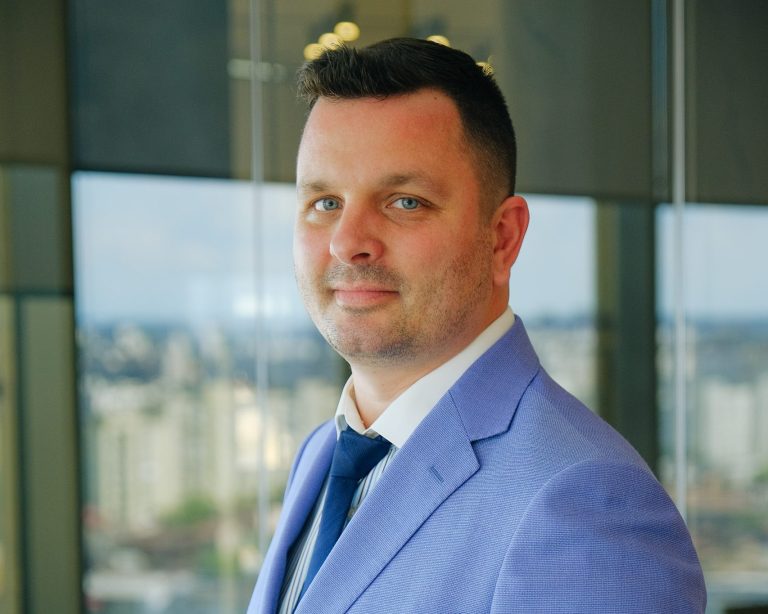 Deloitte lansează împreună cu Amazon Web Services un program de accelerare a soluțiilor de inteligență artificială și de date care vizează aplicarea la scară largă a inteligenței artificiale