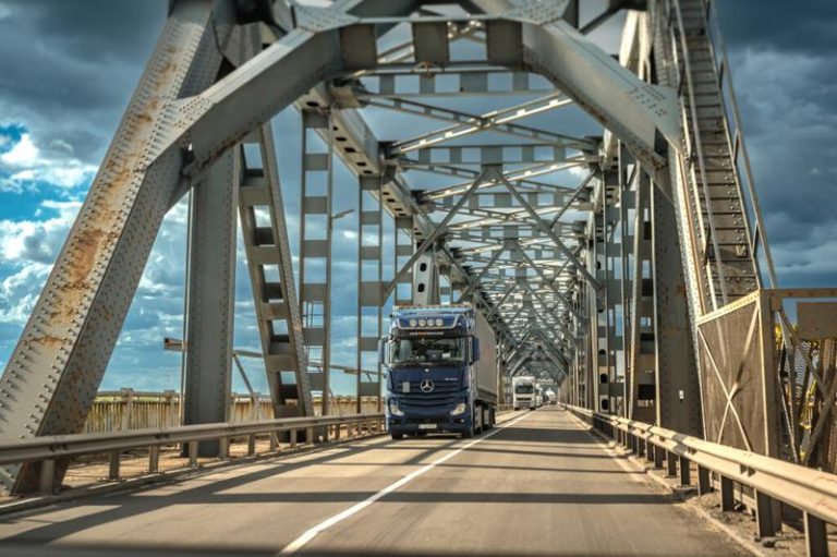 Repararea Podului Prieteniei, prefigurată să dureze cât construirea lui acum 70 de ani