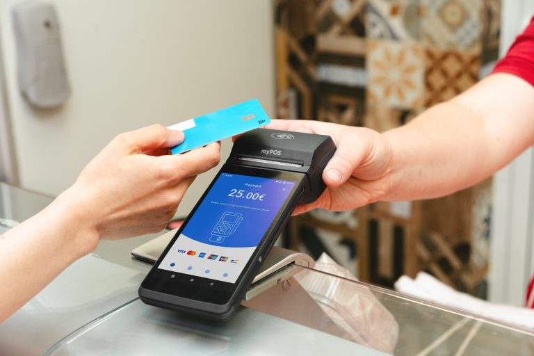 Ajutor pentru afacerile românești prin soluții de plată cu cardul