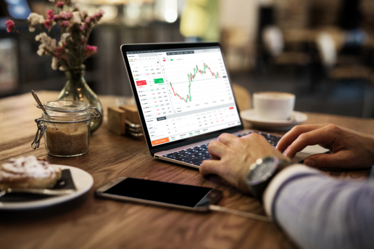 ANALIZĂ XTB: Care sunt soluțiile recomandate investitorilor atunci când bursele se prăbușesc? 