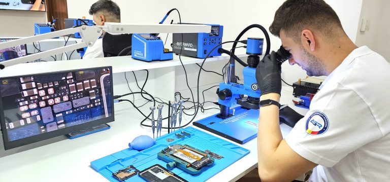Primul centru de formare de tehnicieni specializați în reparația telefoanelor mobile  