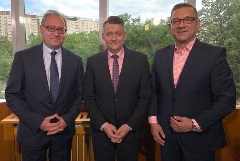 Record de negocieri între consumatori și banci