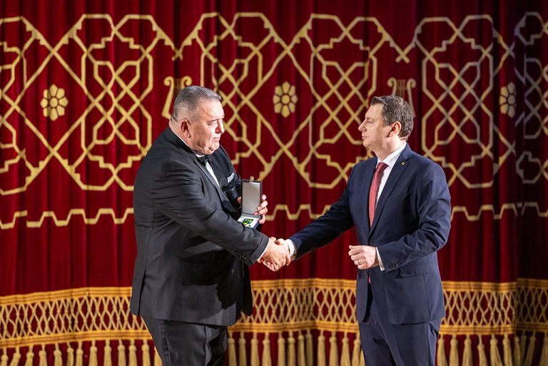 Administrația Prezidențială decorează CCIR cu Ordinul „Meritul Industrial şi Comercial” în grad de Ofiţer 