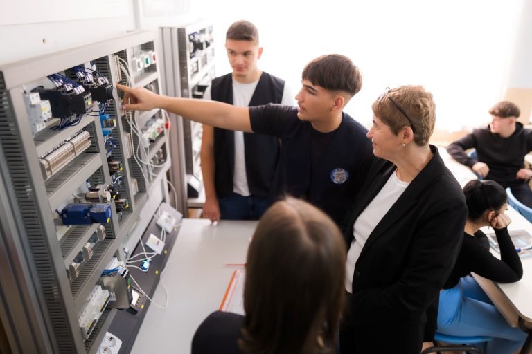 TenarisSilcotub, investiție de 283.000 lei în dotarea unui laborator de echipamente electrice și automatizări, la Liceul Tehnologic Mihai Viteazul din Zalău