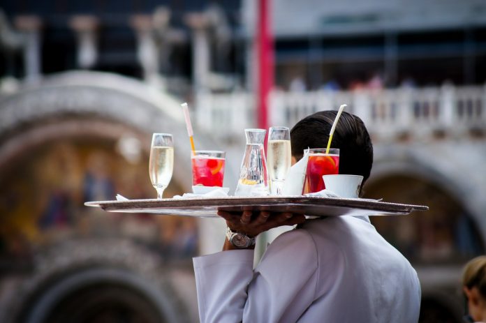 kelner, waiter, restaurant, Horeca___ kate-townsend-hEC6zxdFF0M-unsplash