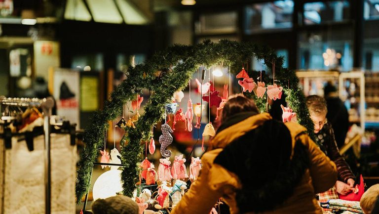 Târg de Crăciun care promovează cultura urbană, artizanatul, economia circulară