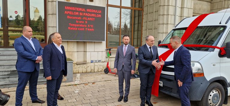 Autolaborator pentru monitorizarea calității aerului, trimis de România în Moldova