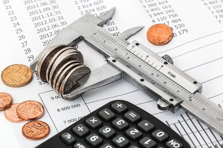 INS: Cifra de afaceri din serviciile de piaţă prestate în principal întreprinderilor în primele patru luni ale anului scade