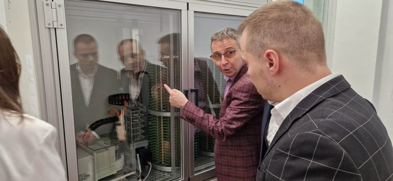 Particulele de praf din trei metropole ale României, cântărite cu roboți de mare precizie