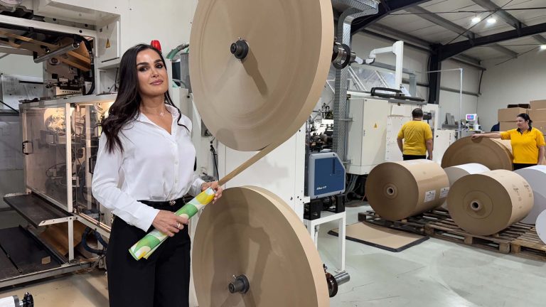 România deschide prima fabrică de hârtie cerată din estul Europei – o soluție inovatoare pentru reducerea consumului de plastic