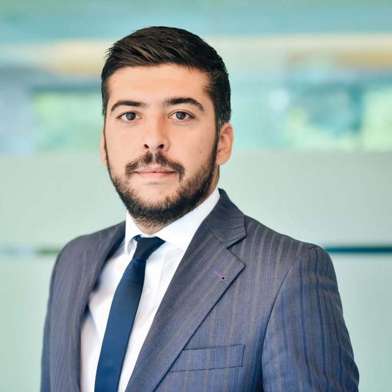 Studiu Deloitte: interesul consumatorilor pentru mașinile electrice scade în favoarea motoarelor pe combustie internă
