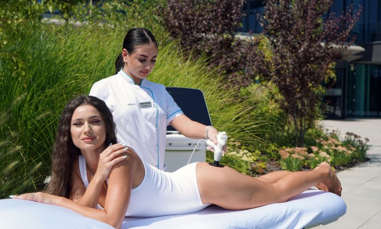 Inovația și personalul instruit redefinesc industria de frumusețe. Tratamentele estetice și cosmetice de „lux accesibil”, în topul preferințelor românilor