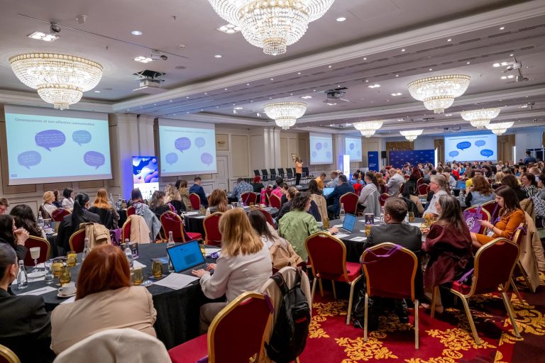 Sănătatea psiho-emoțională a angajaților, investiția în programe de re- și up- skilling, adaptabilitatea la nevoile și așteptările în schimbare ale candidaților vor defini viitorul muncii. Principalele concluzii ale profesioniștilor invitați la „Tomorrow@work” 2025