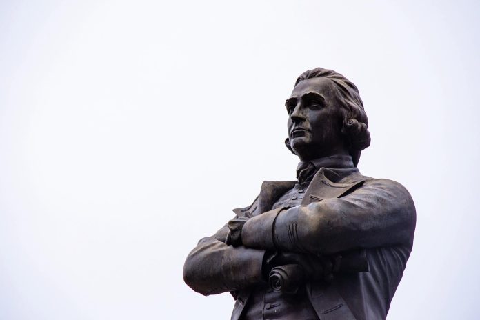 Statuia lui Adam Smith, considerat pe scară largă a fi părintele economiei și capitalismului