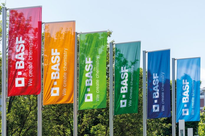 BASF-Fahnen am Standort Ludwigshafen / BASF flags at the Ludwigshafen site