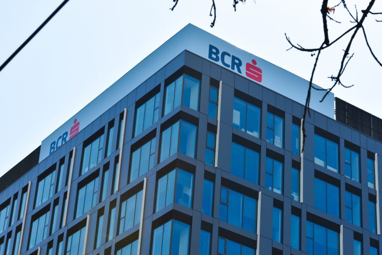 BCR se alătură sistemului RoPay: plăți instant prin cod QR direct din aplicația George
