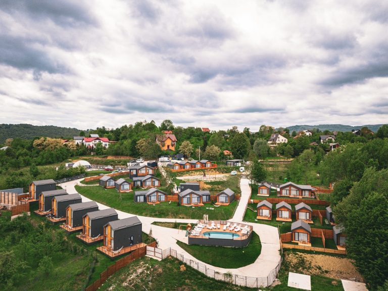Moon Resorts atrage investiții de milioane de euro și se extinde rapid – până la 100 de căsuțe premium în Bușteni și Comarnic 