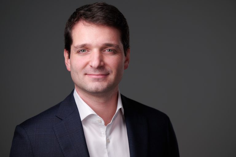 Tendințele în farma în 2025: Inovația și inteligența artificială, pregătite să transforme descoperirea și dezvoltarea medicamentelor. 