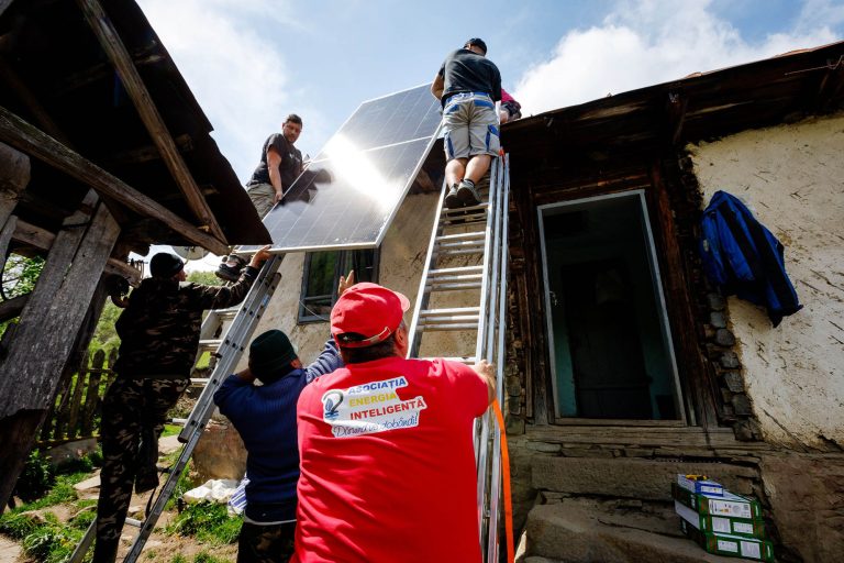 „Energie pentru Viață”, un proiect de „10”. Zece etape în care Asociația Energia Inteligentă a aprins lumina în case care nu au fost niciodată electrificate
