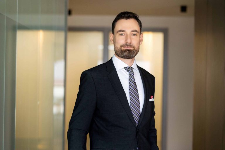 Studiu EY: Creșterea cererii de energie din partea companiilor creează noi provocări, dar și o mare oportunitate pentru furnizori