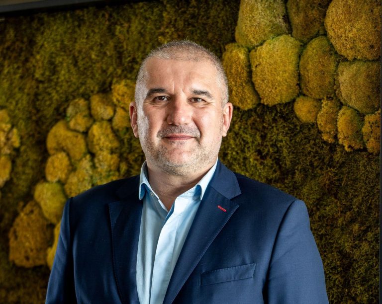 Sondaj RoCoach: În ochii angajaților din România un „lider bun” nu e neapărat carismatic, ci consecvent, prezent, uman și predictibil