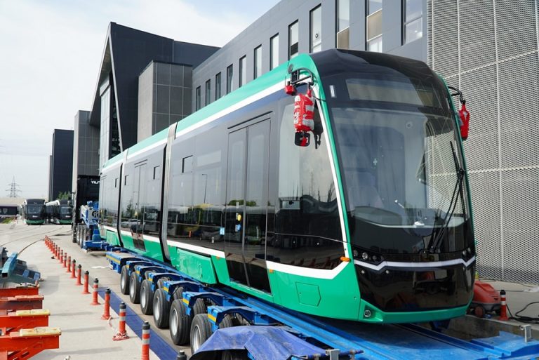 Primul tramvai Bozankaya, din lotul celor 18 vehicule achiziționate de municipalitate, a ajuns în Iași. Peste 140 milioane de lei, investiți în transportul ecologic