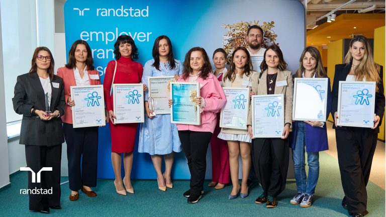 Randstad Romania Employer Brand Research 2025 Angajații români își doresc salarii competitive și apreciere / Gen Z schimbă cel mai des locul de muncă și se consideră o minoritate, la birou