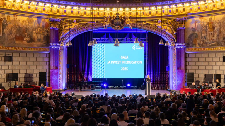 Gala Junior Achievement – Investește în Educație a reunit și premiat cei mai importanți beneficiari și susținători ai programelor, proiectelor și competițiilor JA din acest an școlar
