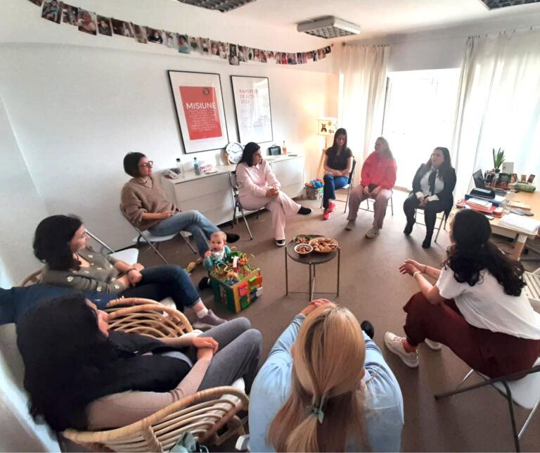 Centrele Roua susțin lunar peste 300 de ore de consiliere & terapie pentru femeile însărcinate și mamele care au nevoie de sprijin