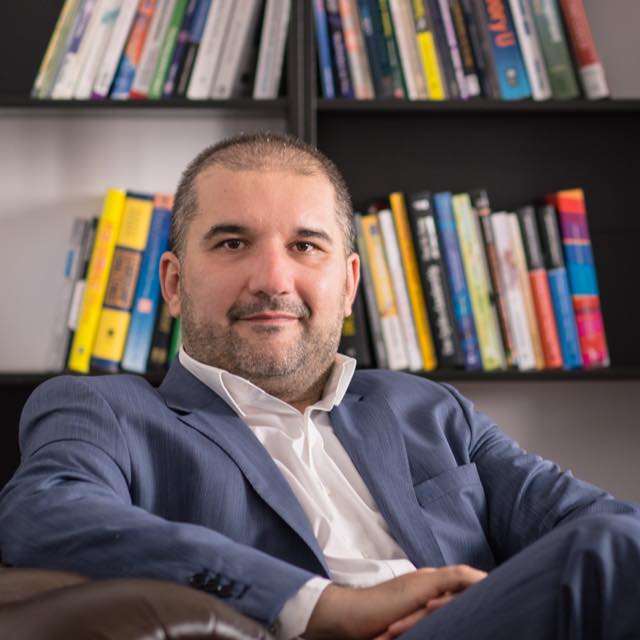 Studiu RoCoach și Novel Research: Românii privesc cu optimism viitorul AI, dar se tem pentru jobul lor. 1 din 3 români anticipează pierderi semnificative pe piața muncii