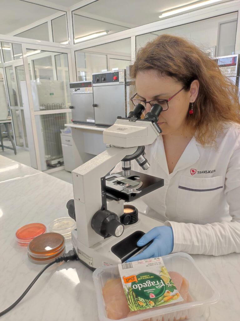 Ziua Mondială a Siguranței Alimentului. Siguranța și calitatea cărnii de pui: sfaturi practice de la TRANSAVIA, dincolo de „check-listuri” și mituri