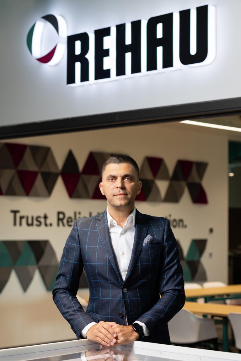 REHAU aniversează 30 de ani de business în România: milioane de soluții pentru ferestre, instalații și mobilă și investiții strategice de milioane de euro