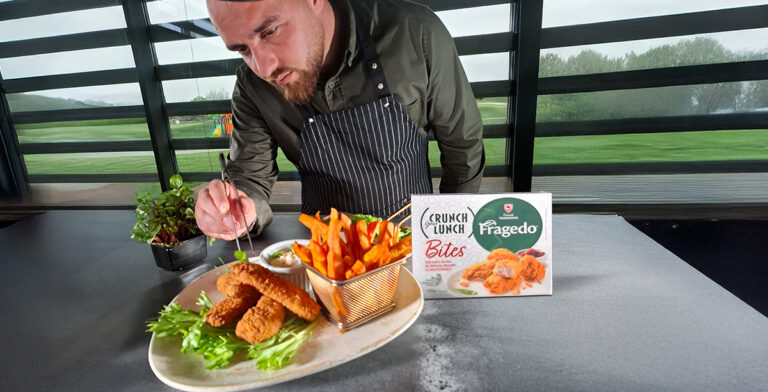 Carne de pui gătită cu AI și cu tehnologie de vârf 