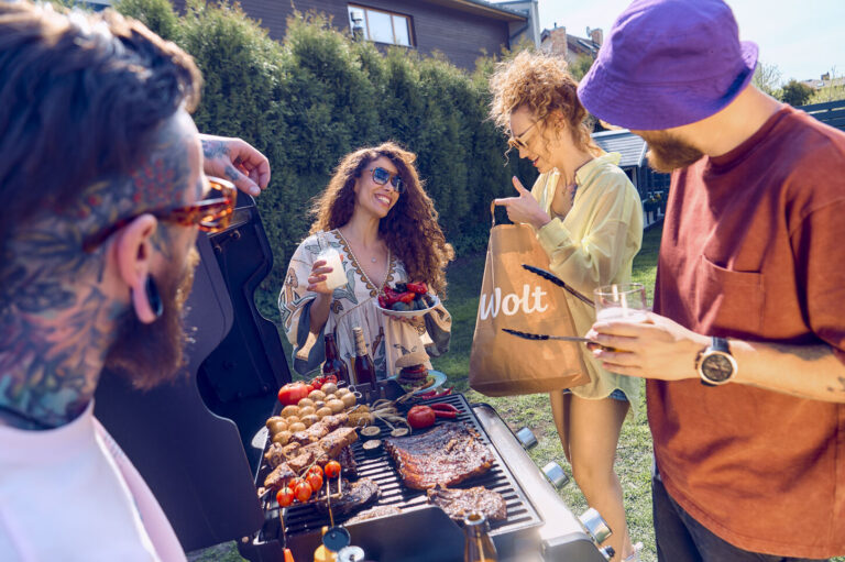 Comenzile Wolt cresc cu peste 20% în timpul valului de căldură. Românii comandă înghețată, apă și chiar brățări de festival