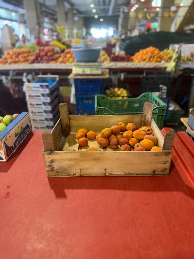 De la piață la pubelă: 6.000 de tone de alimente irosite zilnic în România. „Gospodari la Obor” – proiectul care îi învață pe români să nu arunce, ca să reducă cheltuielile inutile