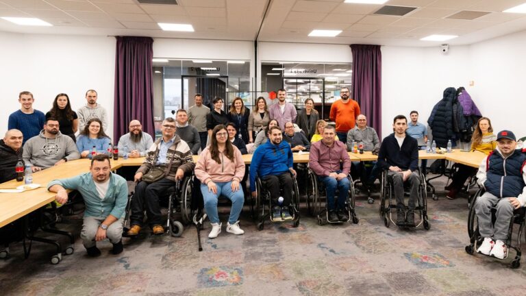 Persoane cu dizabilități locomotorii, absolvente ca programatori de sisteme informatice