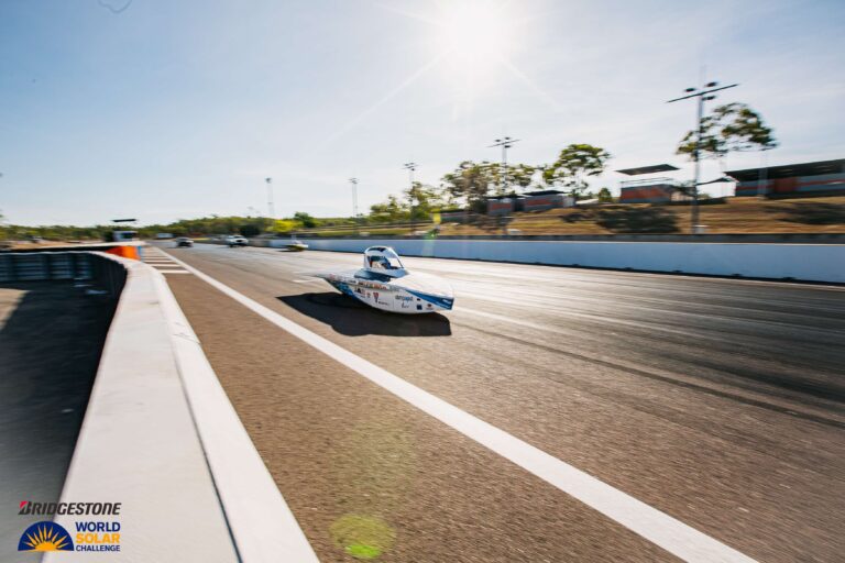 Studenții clujeni fac performanță: Echipa Solis UTCN concurează la Bridgestone World Solar Challenge 2025, cea mai mare competiție dedicată mașinilor propulsate cu energie solară