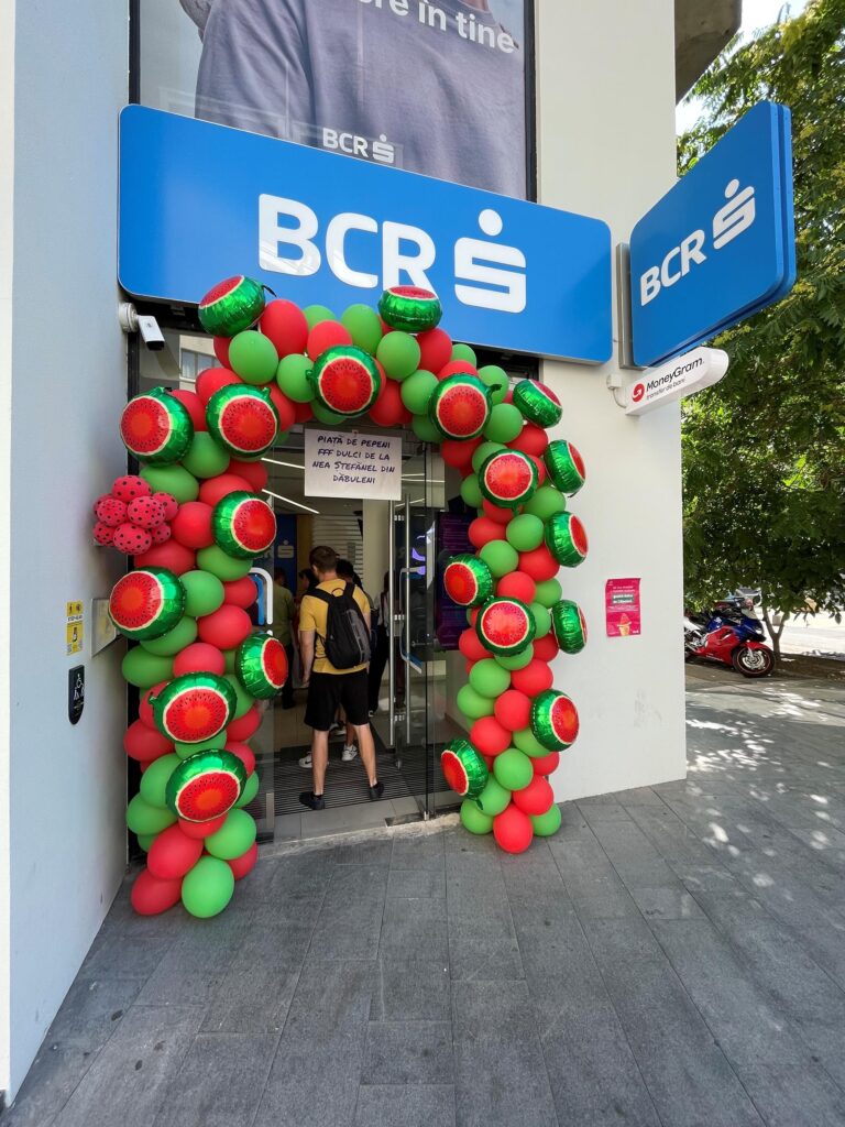 BCR de Ziua Mondială a Pepenelui: 3 tone de pepene de Dăbuleni, 1.700 de participanți și 700 de teste de educație financiară