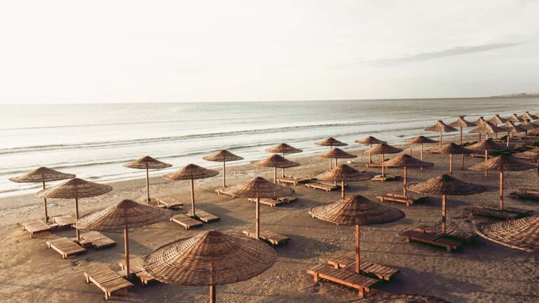 Sondaj CEC Bank: Jumătate dintre români își petrec vacanța de vară în țară