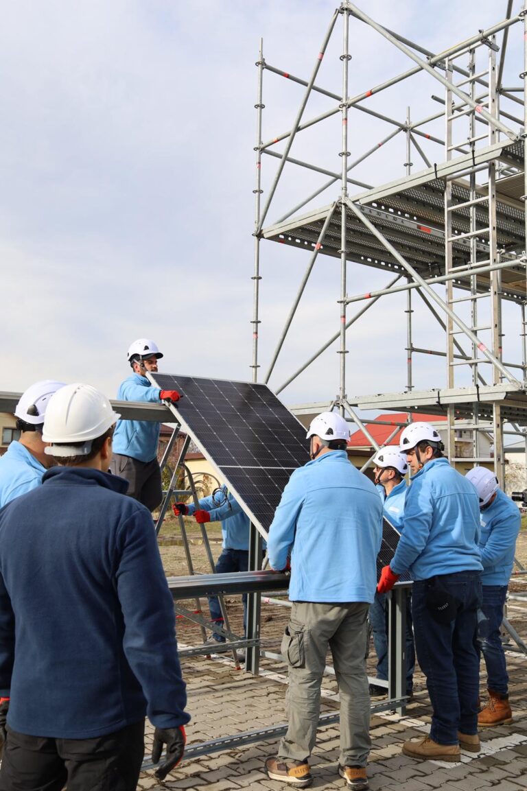 RenewAcad și Rezolv Energy au inaugurat oficial astăzi primul centru de formare în energie regenerabilă din Buzău, oferind 100 de locuri gratuite de instruire în domeniul energiilor verzi