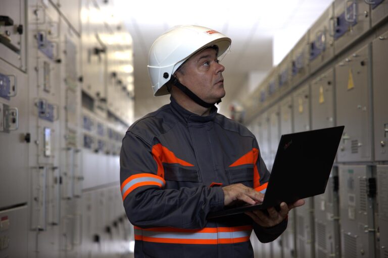 Rețele Electrice România accelerează digitalizarea rețelei de distribuție cu noi soluții informatice pentru managementul integrat al rețelei