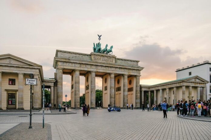 germania germany brandenburg gate europe pexels-shvets-2570063