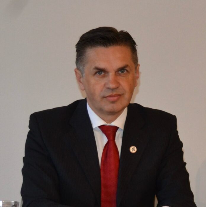 Poza Octavian Dan, Dualis