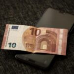 Banii digitali fără dobândă îi pot costa mai mult pe cei cu venituri mici, avertizează un economist Bruegel