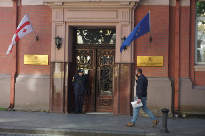 Cinci partide de opoziție din Georgia riscă interzicerea după ce Curtea Constituțională a admis examinarea cererii