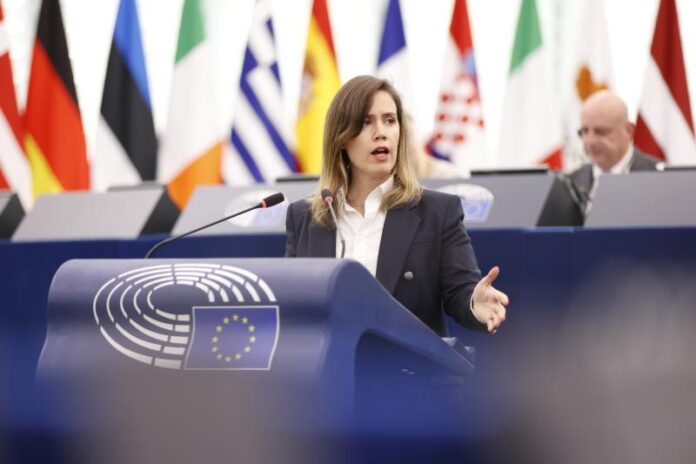 Parlamentul European cere renunțarea mai rapidă la combustibilii fosili și mai mult sprijin climatic pentru țările vulnerabile înaintea COP31